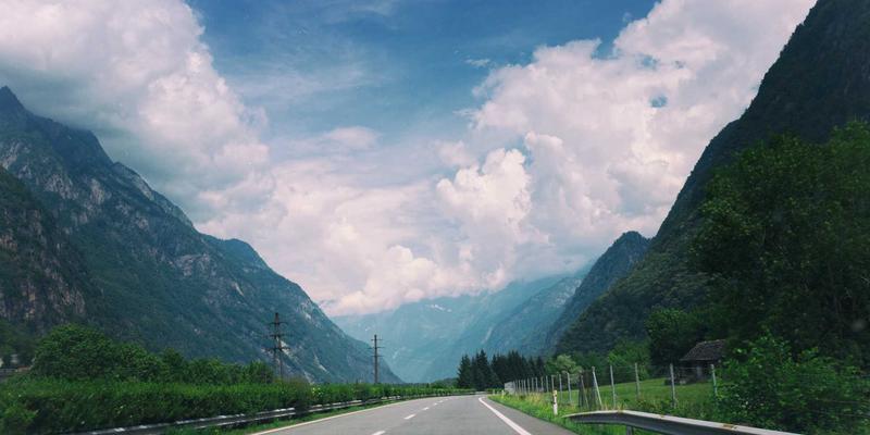 海运成本波动如何破局？捷球物流解析长期合同下的汇率风险对冲与成本锁定策略